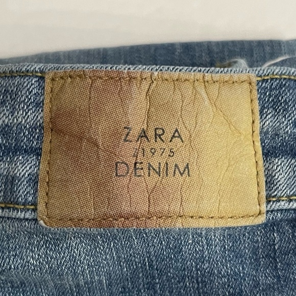 Zara Denim distressed straight leg jeans with zipper accents @ each ankle; US4 - Picture 4 of 7